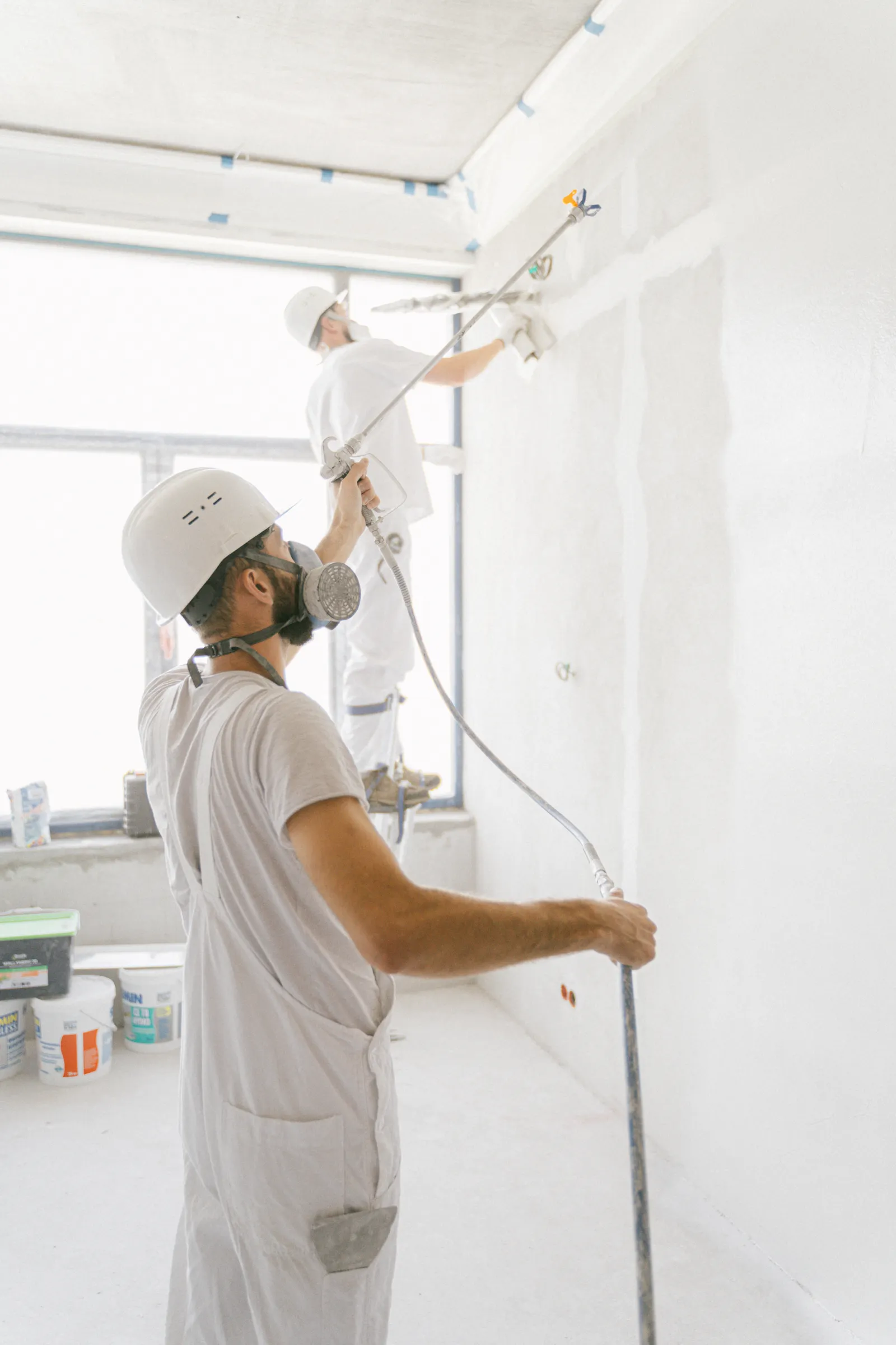 Artisan effectuant des travaux de rénovation intérieure